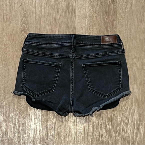 cheeky Hollister shorts - Picture 2 of 3